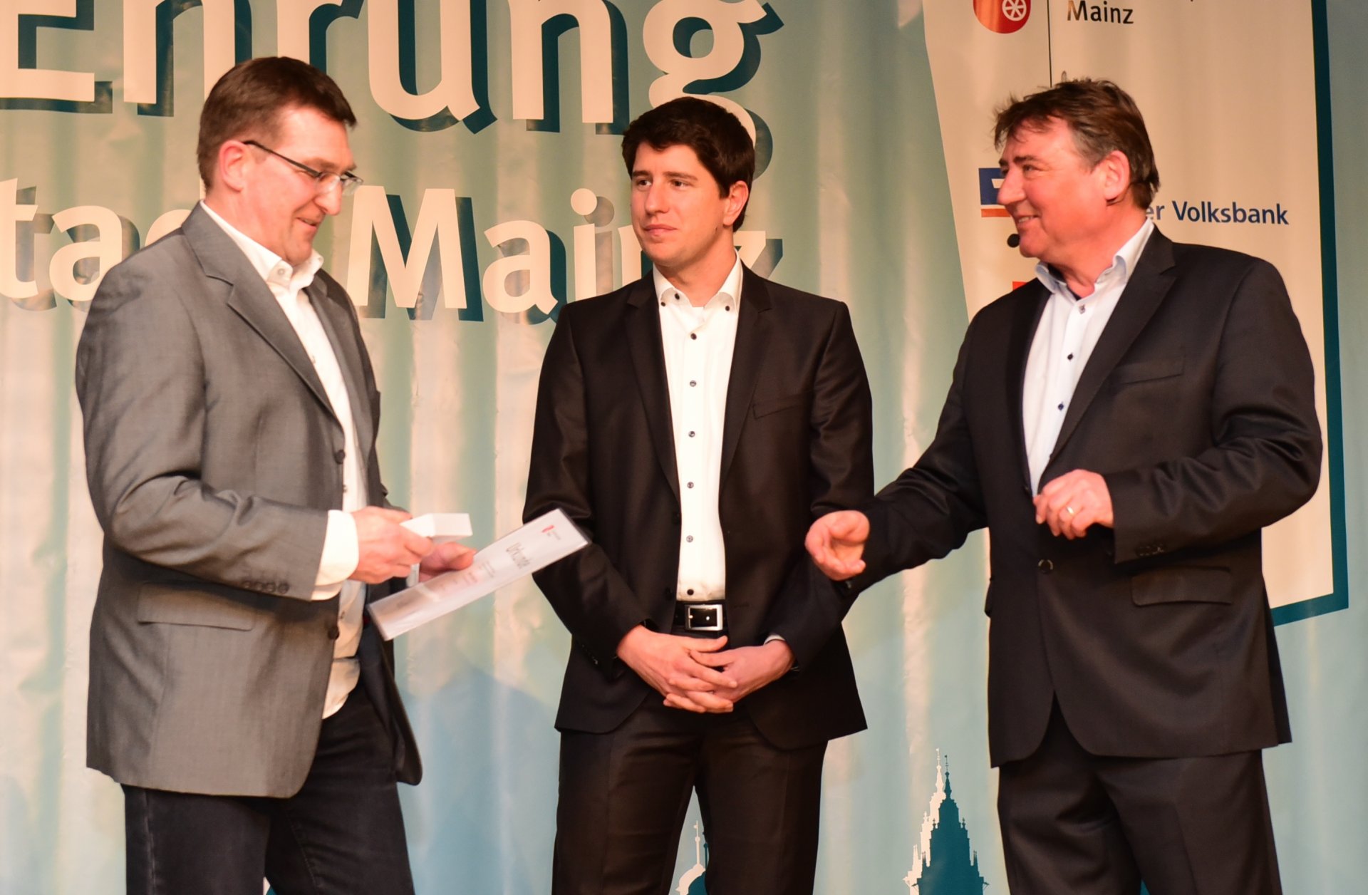 Die Urkunde bleibt im Sportamt: Stefan Frey (mit Dennis Rink und seinem Chef Günter Beck) spielt Badminton, um sich vom Stress im Beruf zu erholen. Nebenbei wird er unter anderem Vizeeuropameister im Mixed der AK 55.