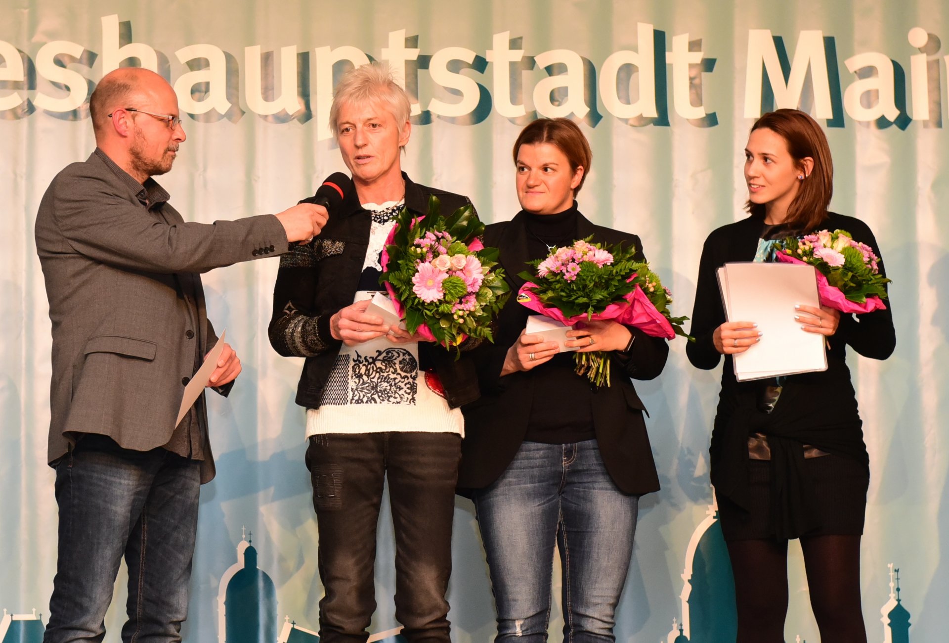 AK 160? Das Alter wird addiert - und eigentlich sind sie zu viert. Die MSV-Schwimmerinnen Barbara Gellrich, Dora Petrik und Tina Bascha (es fehlt Christuna Traxel), Deutsche Meisterinnen über 4x200 Meter. Barbara Gellrich heimste zudem fast ein Dutzend Einzeltitel bei DM und EM ein.
