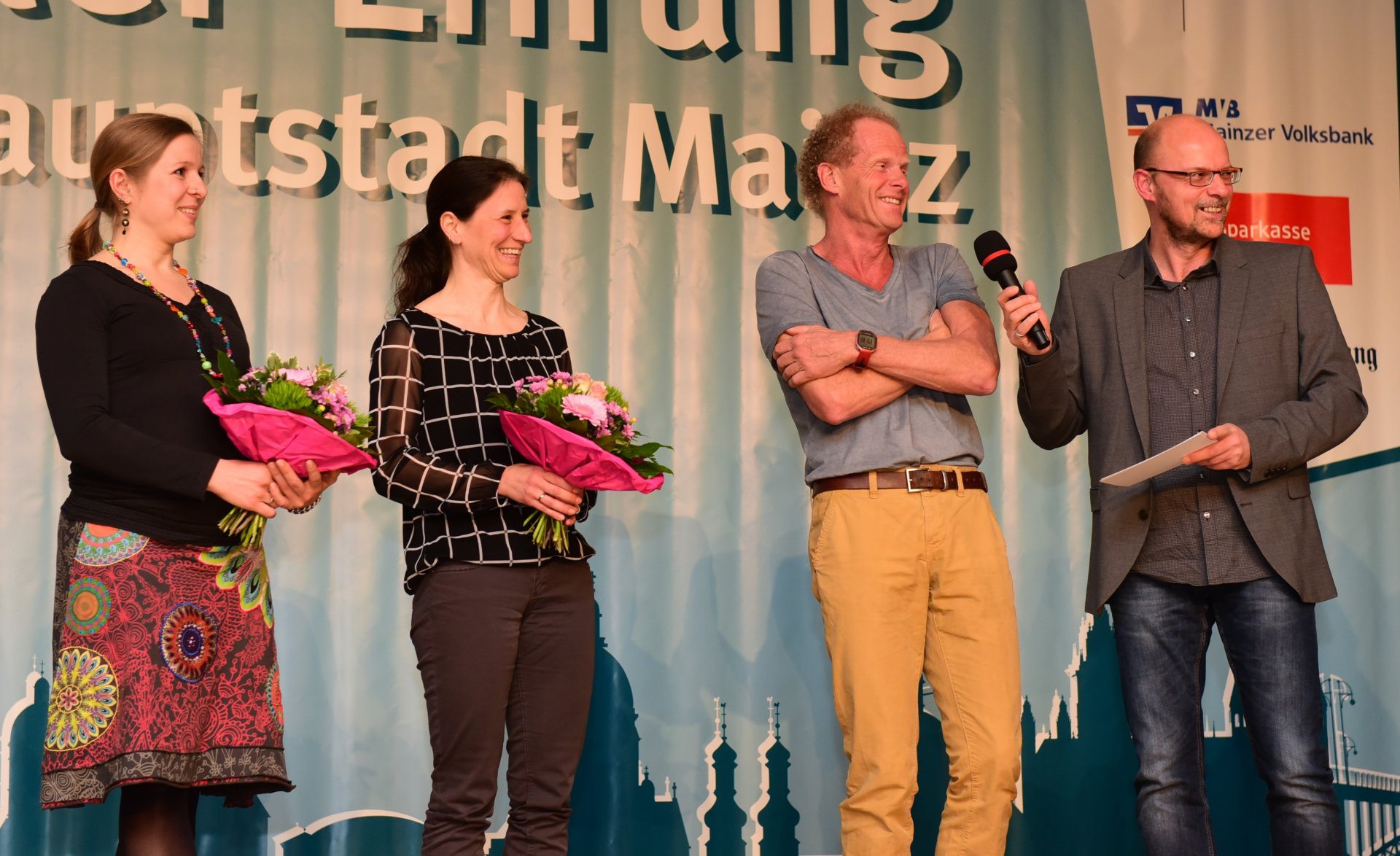 Triathlon entspannt: Karin Kerschensteiner-Steurenthaler (l. Weltmeisterin im Duathlon der AK 30), Sabine Wolf (Deutsche Meisterin im Triathlon der AK 40, Sprint) und Jörg Triathlon entspannt: Karin Kerschensteiner-Steurenthaler (l. Weltmeisterin im Duathlon der AK 30), Sabine Wolf (Deutsche Meisterin im Triathlon der AK 40, Sprint) und Jörg Stehle (Deutscher AK-60-Meister im Kurzdistanz-Duathlon),  der dieses Jahr in Hawaii starten wird - allesamt vom TCEC Mainz.