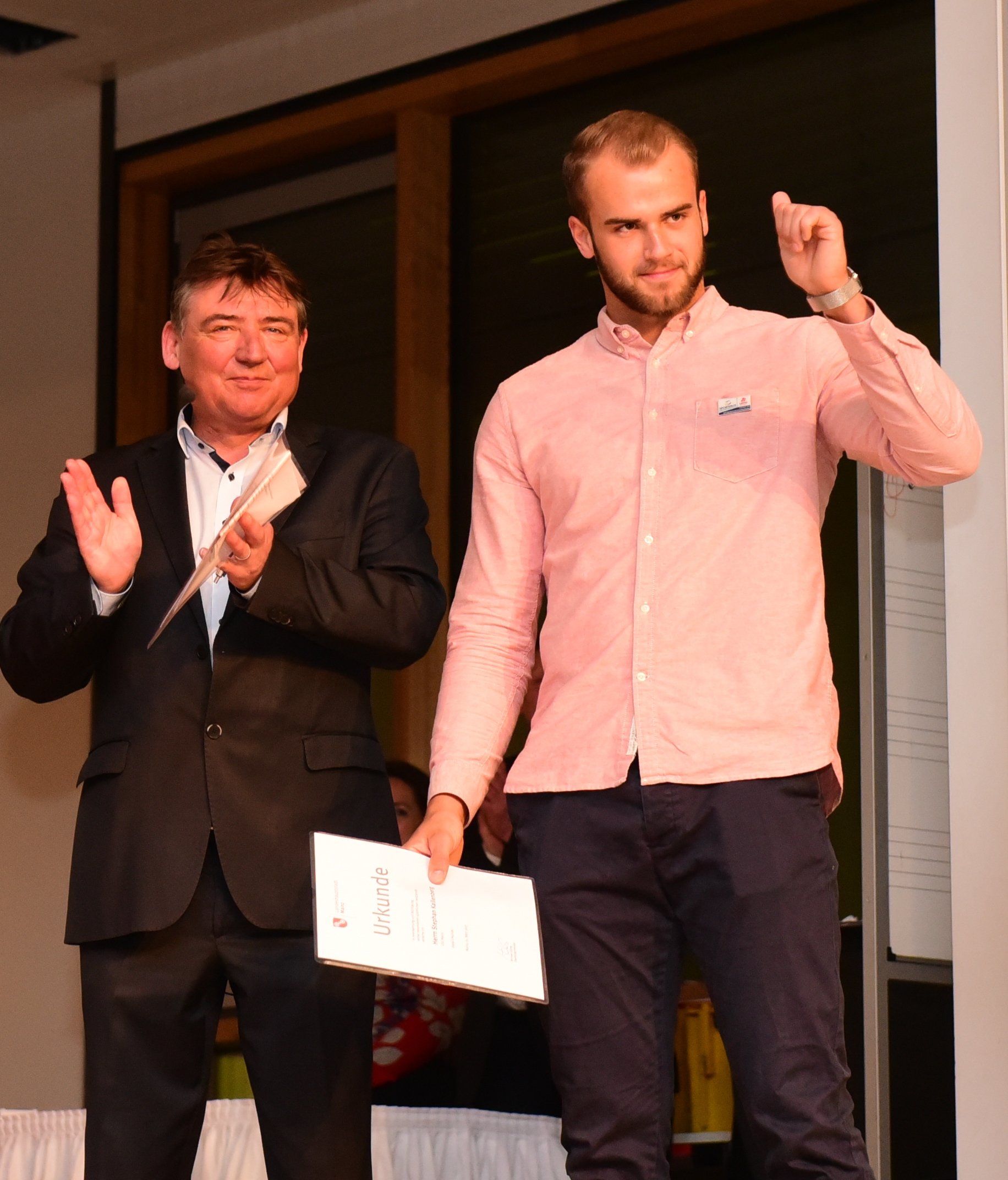Nahm die Auszeichnung für seinen Trainer Stephan Kallenberg entgegen, den Überraschungs-Vizeweltmeister der AK50 im Zehnkampf: Julian Weber, Olympianeunter im Speerwurf, vom USC Mainz.