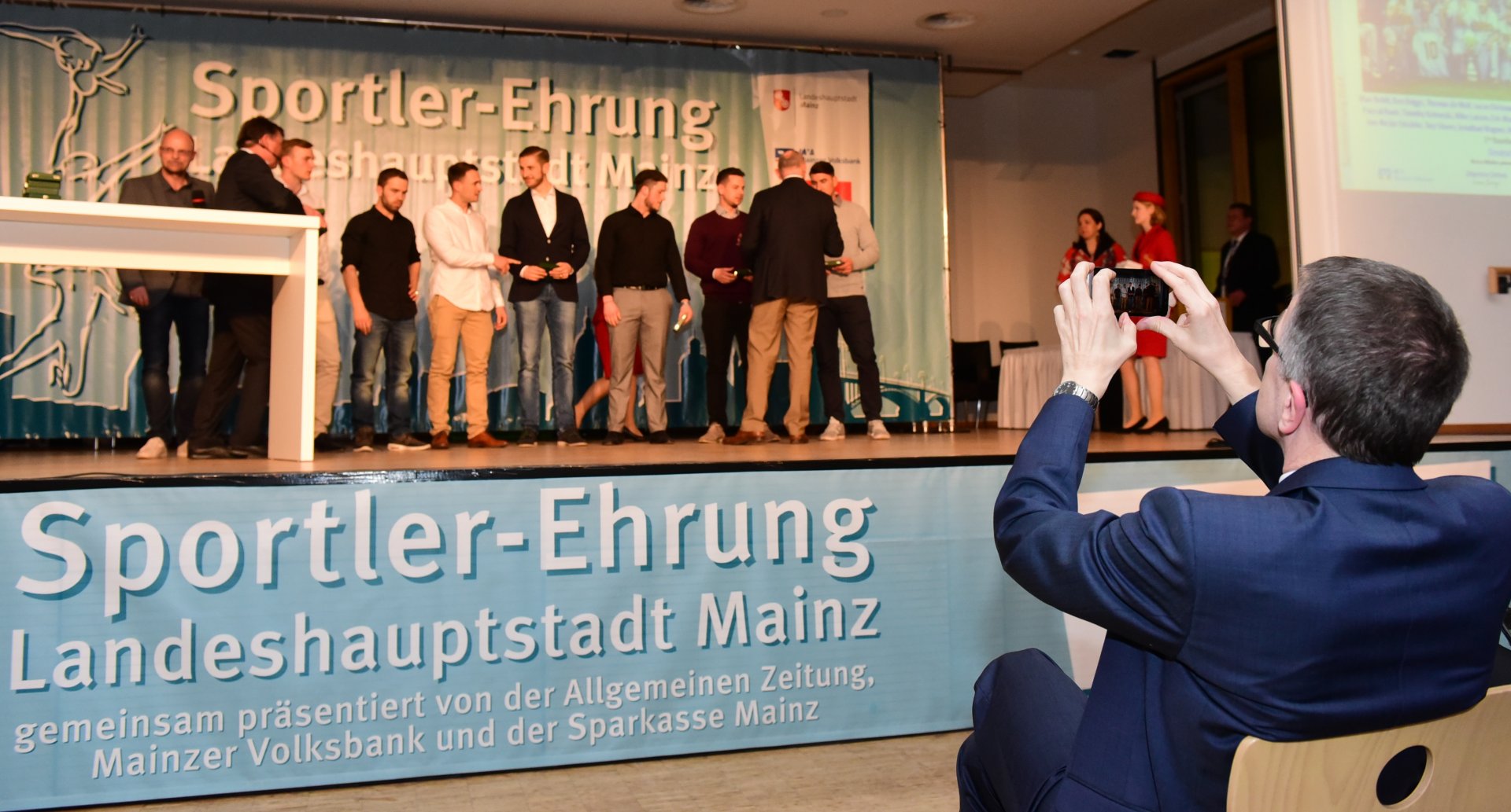 Da drückt auch MVB-Pressechef Peter Jost ab...