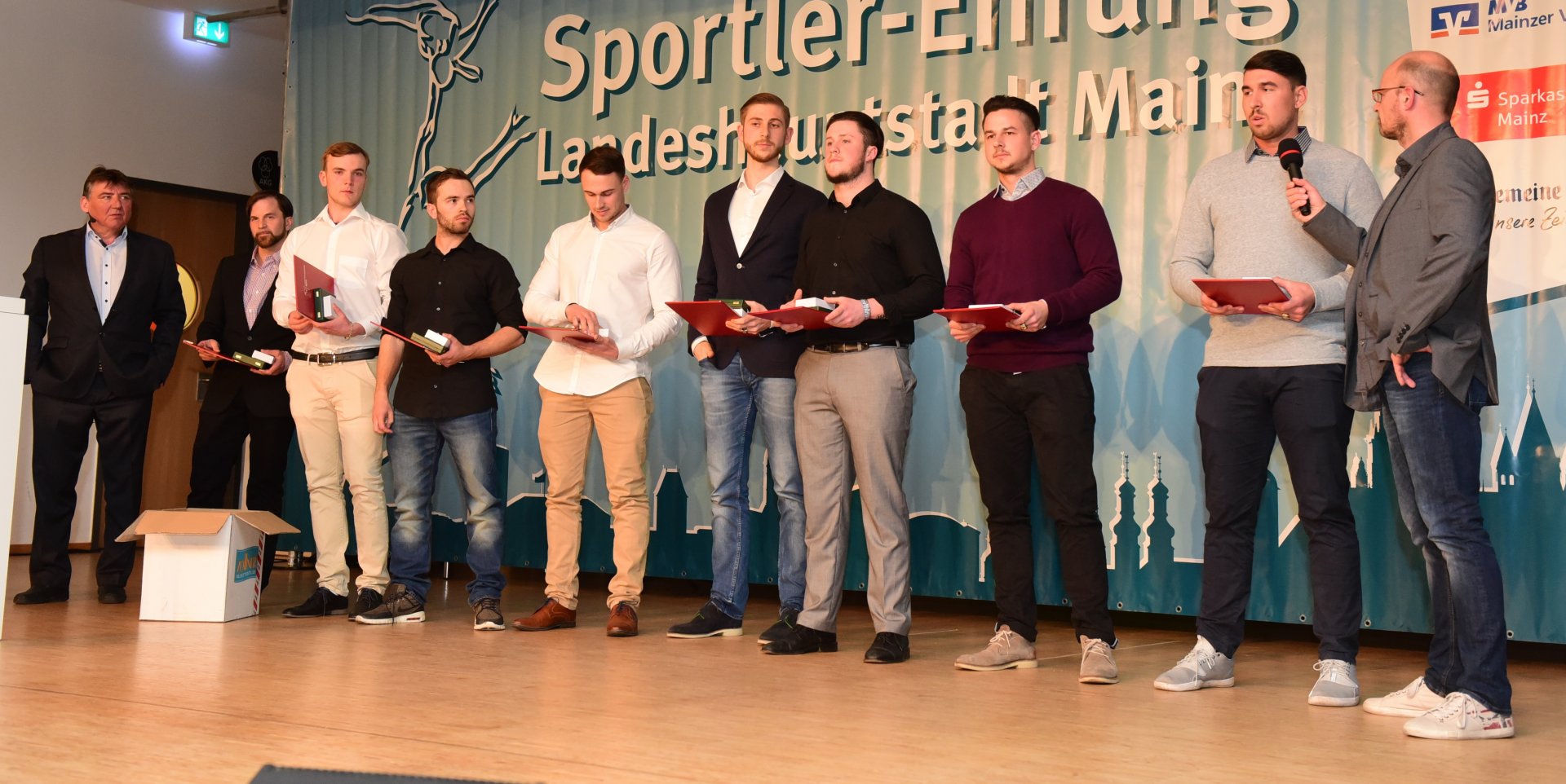 ...wenn auf der Bühne der Deutsche Baseballmeister steht, die Mainz Athletics mit ihrem bisherigen Trainer Ulli Wermuth (2.v.l.).