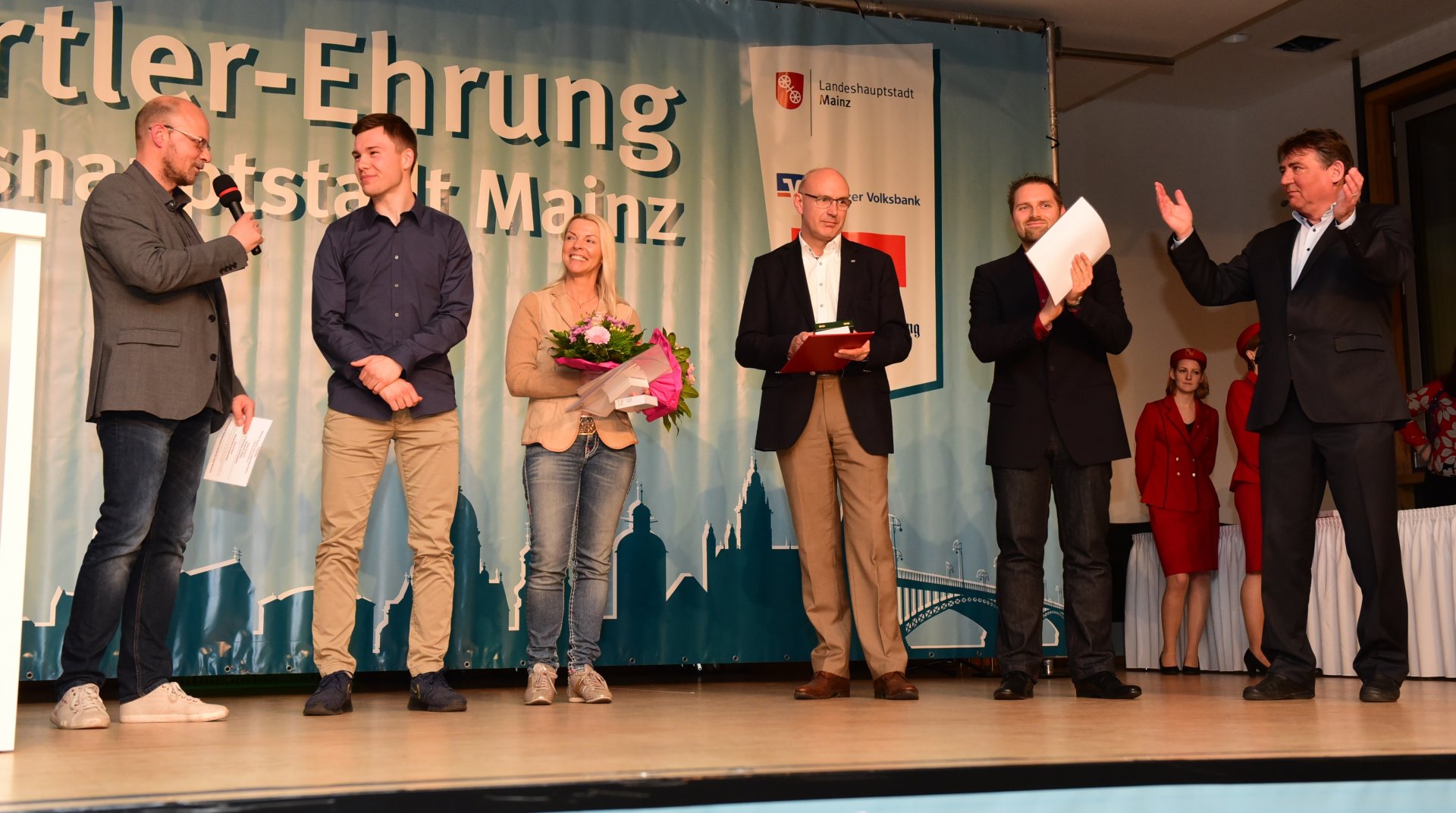 Minigolferin Alice Kobisch wurde mit Stefanie Blendermann und Nicole Gundert-Greiffendorf auch Deutsche Mannschaftsmeisterin der Aktiven. Marcel Noack (2.v.r.) ist Mannschafts-Europameister. Einen Extra-Applaus gab's für ...