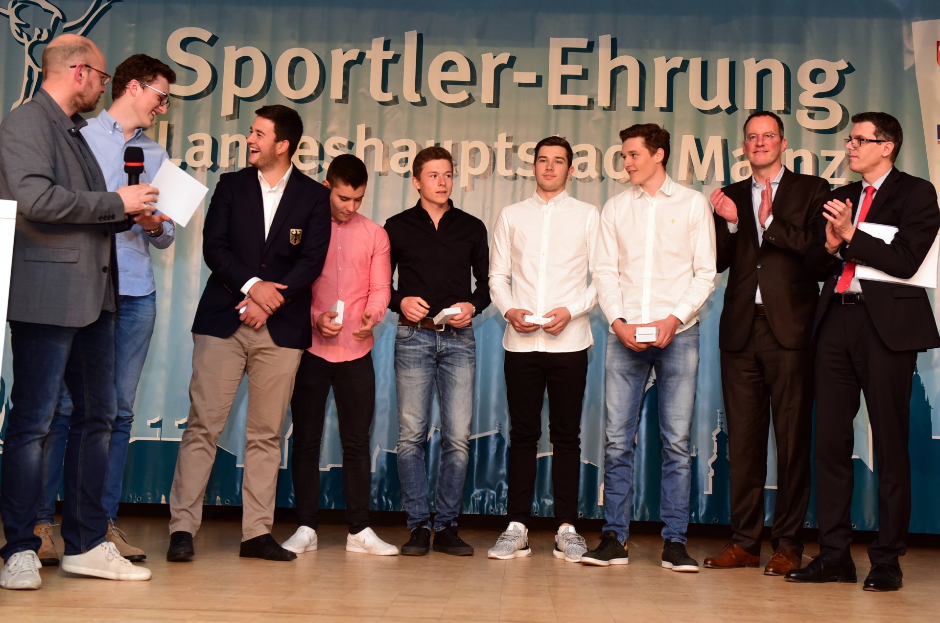 Debütierten bei der Sportlerehrung: Die A-Jugendlichen des Golfclubs Rheinhessen Hofgut Wißberg St. Johann, Deutscher Mannschaftsmeister der AK18, um ihren Vize-Europameister mit dem Junior-Team Germany, Maximilian Schmitt (3.v.l).