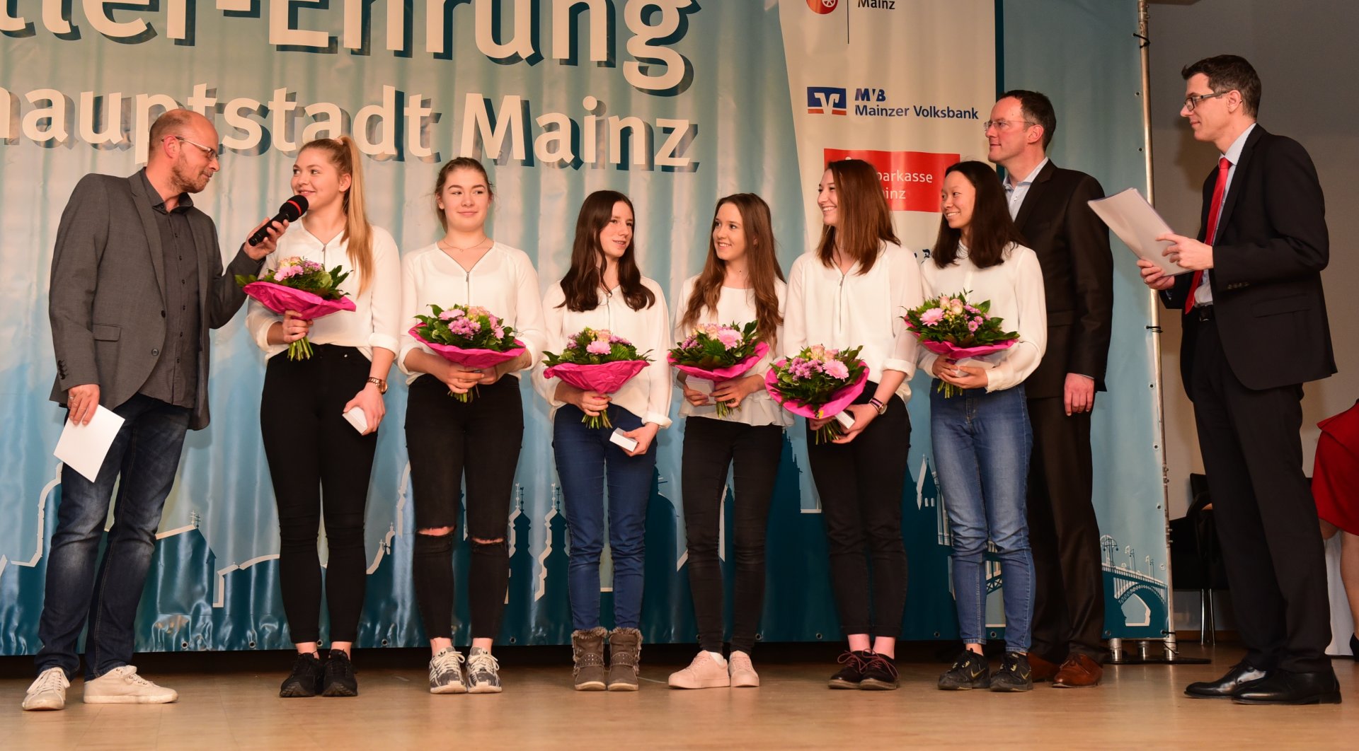 Für Wallach Celebration war auf der Bühne kein Platz. Die Voltigiererinnen des VuF Ebersheim machten aber auch zu Fuß eine gute Figur.