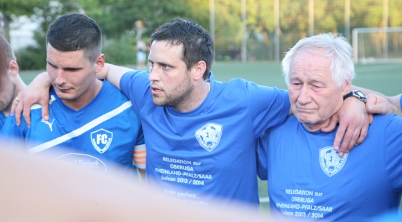 Trainer Thomas Eberhardt (Mitte) versuchte sein Team sofort wieder aufzurichten. Kapitän Ljubo Dragun (l.) und Torwarttrainer Horst Muders konnten es anscheinend gebrauchen.