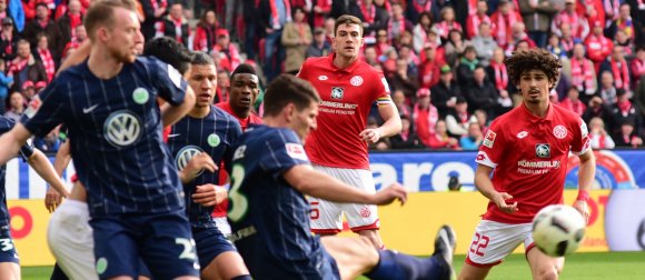 Diese Mainzer Innenverteidigung wird es am Sonntag nicht geben: André Ramalho (r.) dürfte zwar gesetzt sein, aber Stefan Bell (M.) muss gesperrt aussetzen.