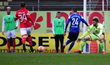 Auf dem Weg zur Vorentscheidung: Dominick Drexler legt quer, links wird gleich Christopher Lang kommen... 