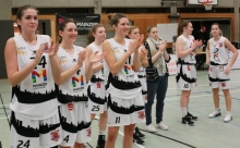 Applaus zum Abschied (v.l.): Katharina Feil, Lauren Mortier, Marie Kleinert, Eva Marschall, Hannah Finke, Patricia Sagerer, Alina Dötsch und Amina Pinjc beenden die Zweitligasaison auf dem letzten Platz.