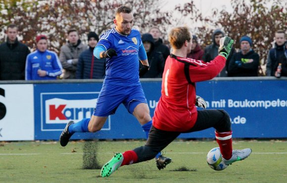 Matthias Likas (hier im Hinrundenspiel gegen den FC Basara) gelang in Mommenheim der Wackernheimer Ausgleichstreffer zum 1:1. Nach der Pause hatte der Tabellenzweite dem Verfolger aber nicht mehr genug entgegenzusetzen.