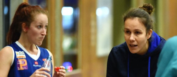 Vizemeisterinnen werden Trainerin Natascha Stergiou (r.), Alexandra Kessler (l.) und die ASC-Zweite werden. Was danach kommt, ist noch offen.