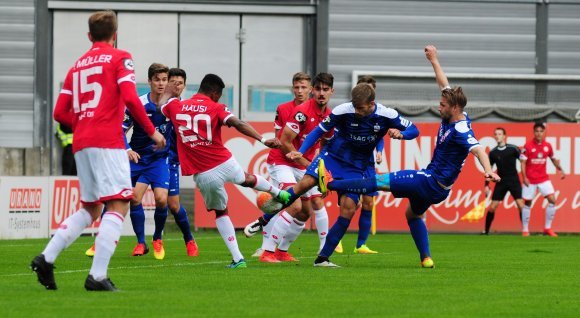 Charmaine Häusl glich im Heimspiel gegen RW Erfurt die frühe Führung der Gäste in der 83. Minute durch diese Aktion zum 1:1-Endstand aus.