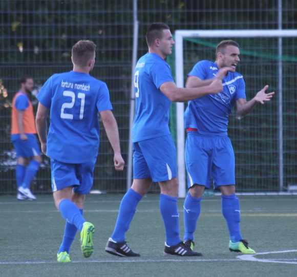 Flankengeber Krystian Borowski, Torschütze Mate Malenica und Kopfballverlängerer Amin Ouachchen (v.l.) freuen sich über den Ausgleich.