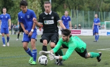 Gerettet: TSG-Torwart Benedikt Moritz schnappt sich den Ball vor Maurice Göbig, Kazuhira Shibuya muss nicht mehr eingreifen. Bei der Hinrundenbegegnung am Guckenberg trennten sich der VfB Bodenheim und die TSG 46 mit einem leistungsgrechten 1:1.