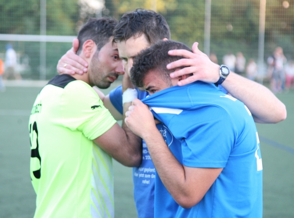 Sondertrost vom Trainer: Pasquale Patria (l.) und Samir Ouachchen (r.) mit Thomas Eberhardt.