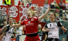 Romana Gerisch scheint den Ball ins Tor brüllen zu wollen. Da kann die Ex-Schützin von Trainer Thomas Zeitz aus Bretzenheimer Zeit, Lea Schhuknecht (r.), nur noch zuschauen.