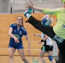 Als es endlich in der Abwehr mit den Ballgewinnen klappte, bekam Lena Nürenberg ihre Konterläufe und trug zwölf Tore zum Erfolg in Zweibrücken bei.