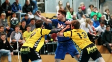 Gegen Leon Heinz stemmen sich die Kirner Jannik Römer (l.) und Florian Dreyer. Doch der Bretzenheimer Rückraumspieler kann den Ball weiterspielen.