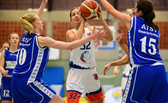 Amina Pinjic (M.) erzielte zum Saisonausklang noch einmal acht Punkte und darf sich mit dem ASC II über den inoffiziellen Titel des Oberliga-Vizemeisters freuen.