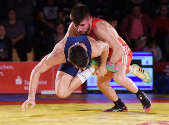 So ging Süleyman Atli in der vorigen Bundesligasaison im Mainzer Trikot mit seinen Gegner um. Jetzt ist er U-23-Europameister.