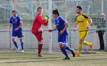 Gegen Hertha Wiesbach meisterte David Staegemann den Sprung ins kalte Wasser, wie auch der Stadionsprecher des SV Gonsenheim, Hans-Walter Sans (hinten rechts), feststellen konnte. Am Sonntag in Koblenz wird der Keeper von Beginn an das Schott-Tor hüten.