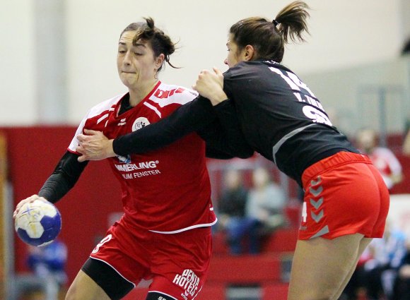 Maxine Schmohl versucht sich im Heimspiel gegen den SV Union Halle-Neustadt an Vesna Tolic vorbeizuarbeiten. Mit dem 28:28 endete gegen die als Tabellenvorletzter angereisten Ostdeutschen die Siegesserie der Mainzerinnen.
