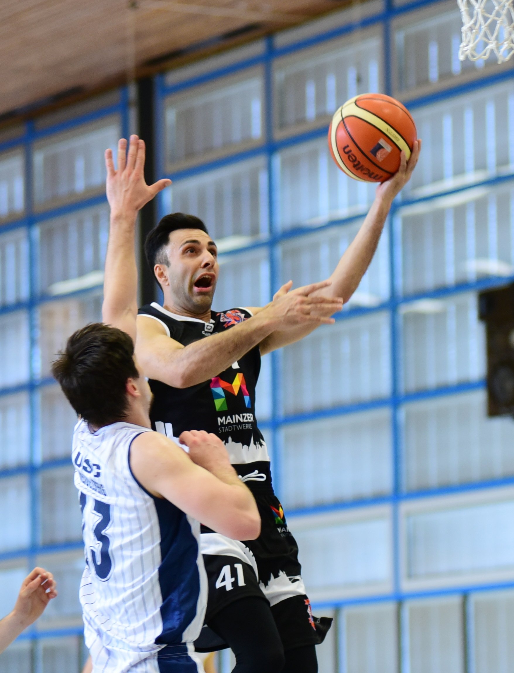 ...lieferten die beiden Kontrahenten sich einen intensiven Fight...