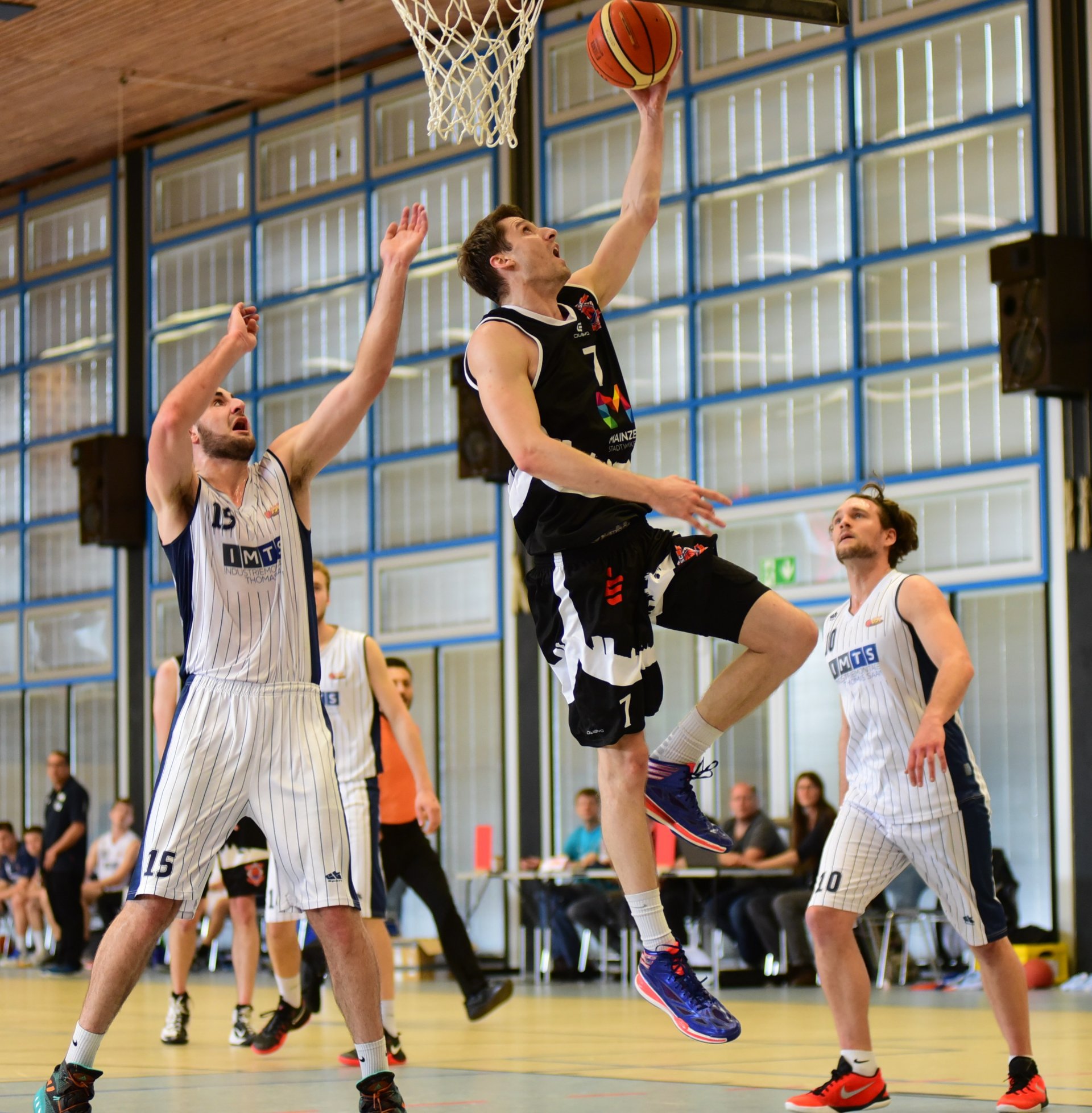 Ein Fight, der in diesem Fall durch ein nicht geahndetes Foul von Ney (l.) an Johannes Schulz zu Gunsten des Heidelbergers ausgeht...