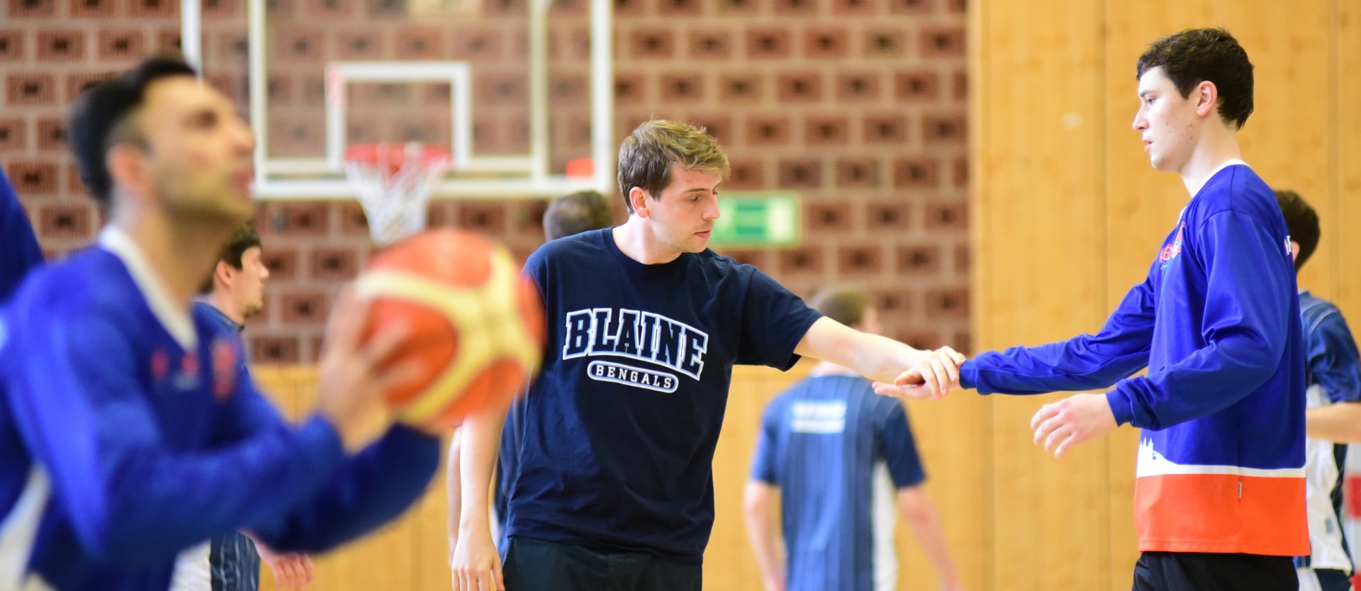 Christian Zander (M.) konnte wegen seiner lädierten rechten Hand gar nicht erst mitwirken und musste sich auf die Rolle des Motivators beschränken...