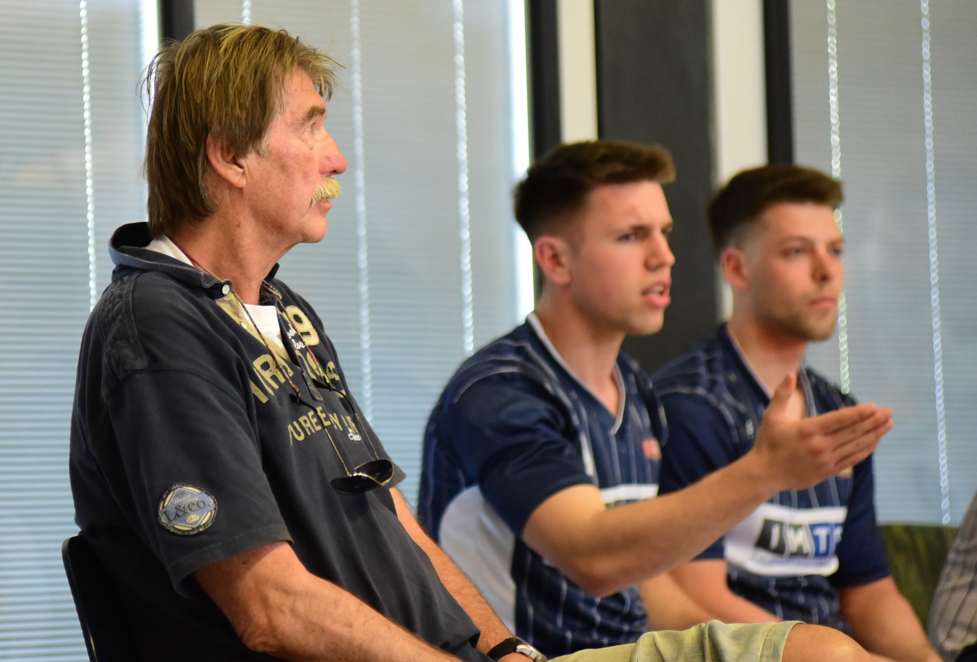 ...was auf der Heidelberger Bank Didi Keller, eine Legende aus den glorreichen Bundesligazeiten des U(!)SC Mainz, fassungslos zur Kenntnis nahm. Was die Gastgeber zu diesem Zeitpunkt noch nicht wussten: Ihre Niederlage am letzten Spieltag bedeutete den Abstieg, weil sich die SG Saarlouis mit einem Sieg am Abend noch an den Heidelbergern vorbeischieben sollte.