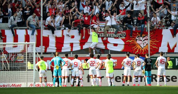 Niko Bungert aufm Zaun. In diesem Fall aber nur, um die Fans zu beschwichtigen.