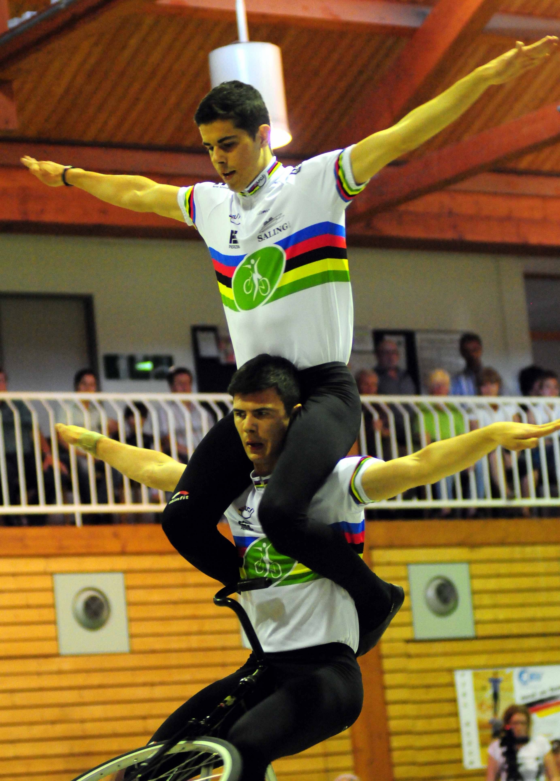 Die Weltmeister André und Benedikt Bugner demonstrierten in eigener Halle ihre Klasse.