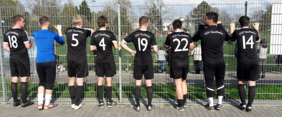 Konnten sich auch noch in aller Ruhe anschauen, was sich bei Fortuna Mombach tat: die Spieler des FSV Saulheim, die ein 9:1 bei Türkgücü feierten.