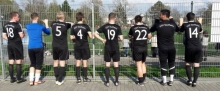 Konnten sich auch noch in aller Ruhe anschauen, was sich bei Fortuna Mombach tat: die Spieler des FSV Saulheim, die ein 9:1 bei Türkgücü feierten.