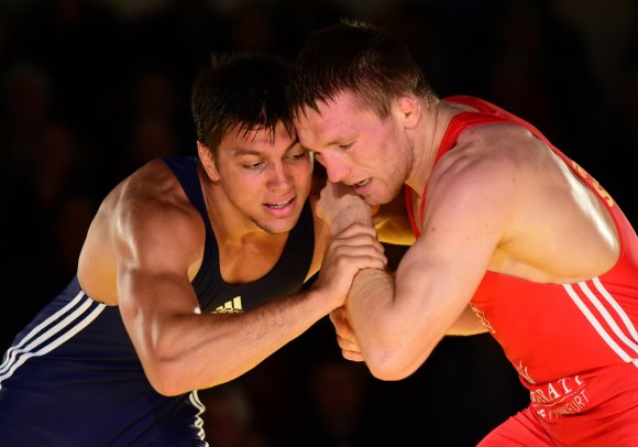 Denis Kudla (l.), hier gegen den 88er Tadeusz Michalik, könnte demnächst für die Nackenheimer ringen.
