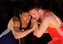 Denis Kudla (l.), hier gegen den 88er Tadeusz Michalik, könnte demnächst für die Nackenheimer ringen.