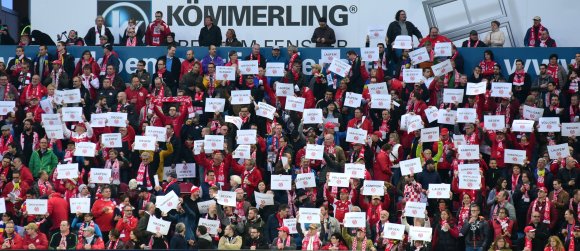 Die Supporter zeigten den 05-Profis vor dem Leipzig-Spiel, worauf es ankommen wird. Daran hat sch nichts geändert. 