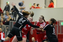 Eine herbe Pleite erlebten Janka Bauer (2.v.r.) und Alicia Soffel mit der FSG Mainz 05/Budenheim im Heimspiel gegen den TSV Haunstetten (schwarze Trikots). Bauer ist neben Kapitänin Laura Spatz die einzige Spielerin aus dem Kader von Trainer Thomas Zeitz, die am Samstag in Augsburg nicht auflaufen kann.