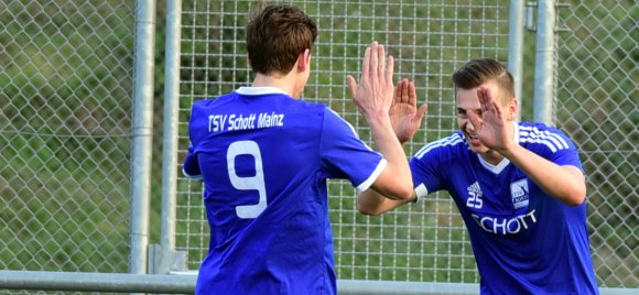 Na also, es geht doch: Edis Sinanovic (r.) erzielte am Freitag nach Vorarbeit von Janek Ripplinger (l.) das 1:0.