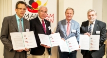 Die Mainzer Erklärung für mehr gemeinsamen Sport zwischen Behinderten und Nichtbehinderten unterzeichneten (von links) DJK-Sportpräsident Volker Monnerjahn, Gernot Mittler (SOD), Friedhelm Julius Beucher (DBS) und Winfried Wiencek (DGS).
