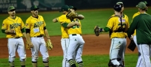 Sie wussten, bei wem sie sich zu bedanken hatten: Pitcher Riley Barr (4.v.l.)...