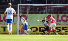 Torwart Lukas Watkowiak war viermal machtlos, auch beim 1:2 durch Christopher Quiring (2.v.l.)...