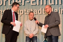 Seine Teilnahme an der nächsten Sportlerehrung der Stadt Mainz hat Burak Demir (hier mit Sparkassenchef Thorsten Mühl und Moderator Peter H. Eisenhuth bei der jüngsten Ehrung im März) sich mit seinem zweiten Deutschen Meistertitel bereits gesichert.