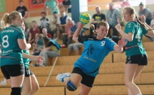 Eben noch am anderen Ende der Welt und nun schon wieder im Dienste des rheinhessischen Handballs: Chiara von Roden, zuletzt in Neuseeland unterwegs, kann unbedrängt von den Bodenheimerinnen Lisa Sinsel (l.) und Jona Reese abschließen.