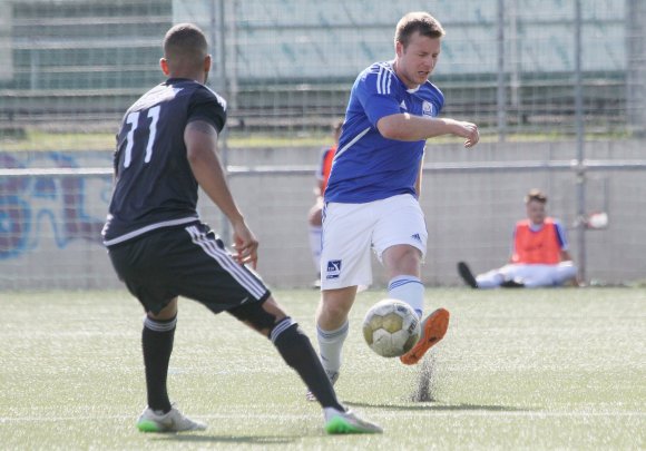 Unter dem Harakiri-Fußball, auf den sich der TSV Schott einließ, litt die Defensivarbeit, die Tobias Büngen (r.) und seine Kollegen zu verrichten hatten. Bei fünf eigenen Treffern konnten die Mainzer sich das jedoch leisten.