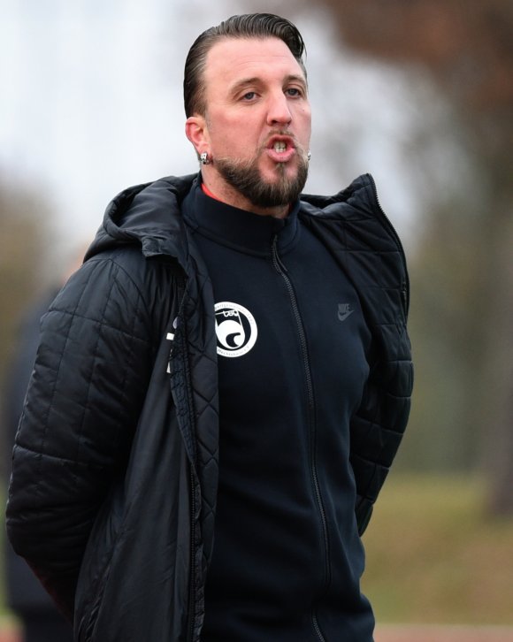 Sieben Jahre lang trug Tobias Rieger das Emblem der TSG Hechtsheim über die Plätze. Nach fünf Jahren im steten Aufwind, begann in der vorigen Runde ein Leistungsabfall, der in dieser Saison in einen Absturz überging. Jetzt zogen Verein und Trainer vorzeitig den Schlussstrich.