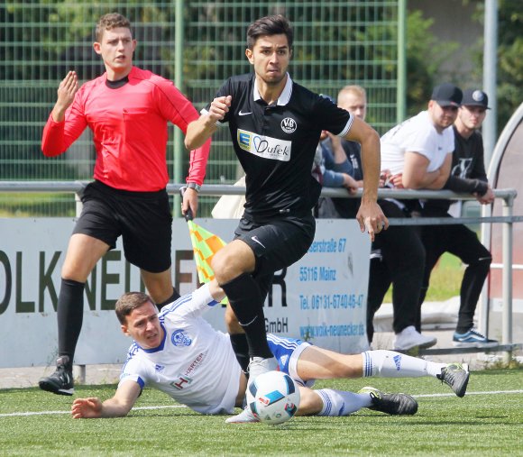 Sabian Cooper und der VfB Bodenheim erlebten im Heimspiel gegen Viktoria Herxheim im August eine schwere Geburt. Cooper erzielte erst in der 71. Minute das 1:0 und ließ acht Minuten später den zweiten Treffer folgen. Ein klarer Fall von Matchwinner. Diese Qualitäten wären auch im Nachholspiel am Ostermontag bei den Pfälzern enorm hilfreich.