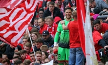 Stand auf dem Platz und auf dem Zaun seinen Mann: Jannik Huth.