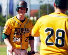 Eine gewohnte Szene im zweiten Spiel der A's gegen das Schweizer Nationalteam: Max Boldt wird nach seinen dritten Run von Mike Larson begrüßt.