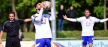 Mustafa Yilmaz (M.) haderte mehrmals mit Schiedsrichterentscheidungen. Letztmals in der 61. Minute, als er Gelb-Rot sah.